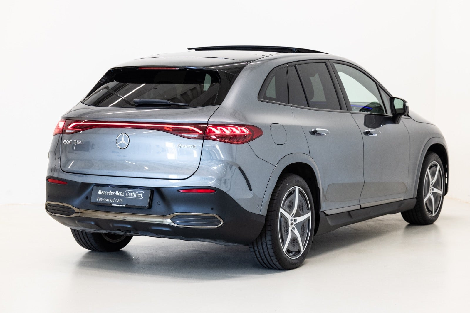 Grå Mercedes EQE350 SUV fra 2025