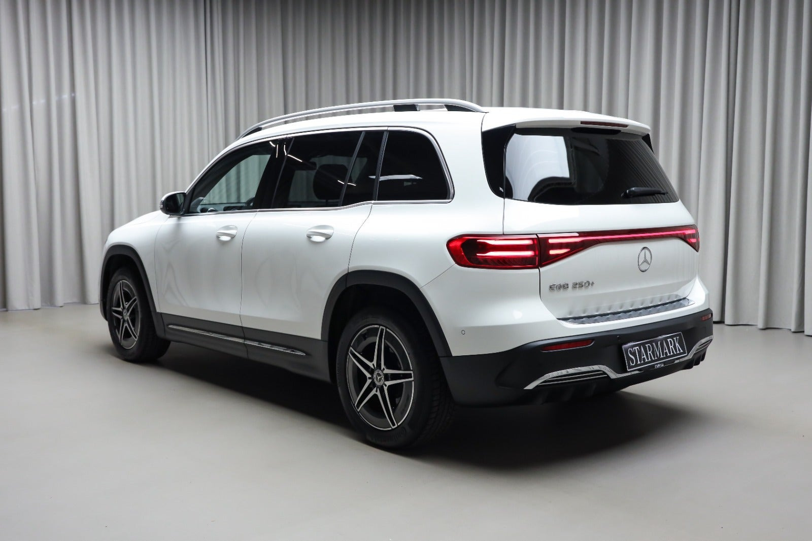 Hvid Mercedes EQB250+ fra 2026