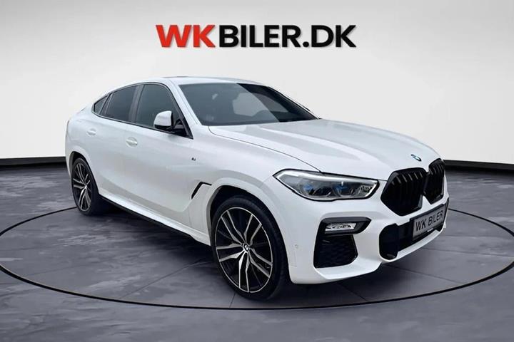 Hvid BMW X6 fra 2020 set udefra