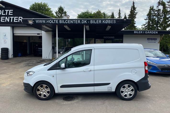 Hvid Ford Transit Courier fra 2014