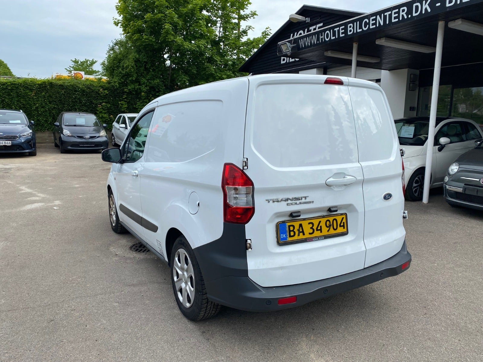 Hvid Ford Transit Courier fra 2014