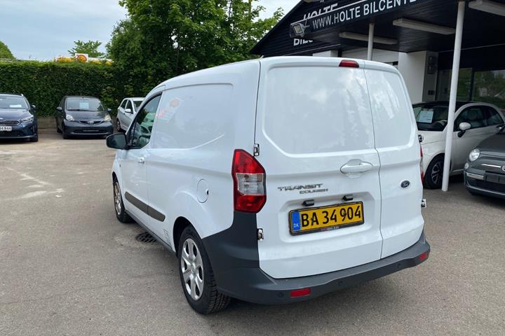 Hvid Ford Transit Courier fra 2014