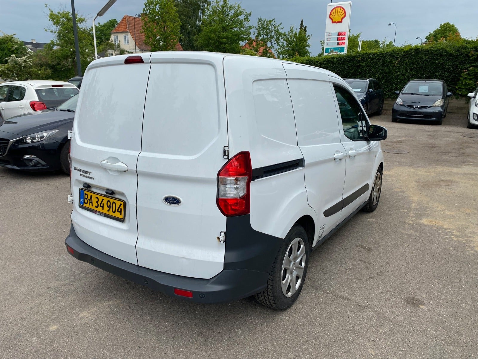 Hvid Ford Transit Courier fra 2014
