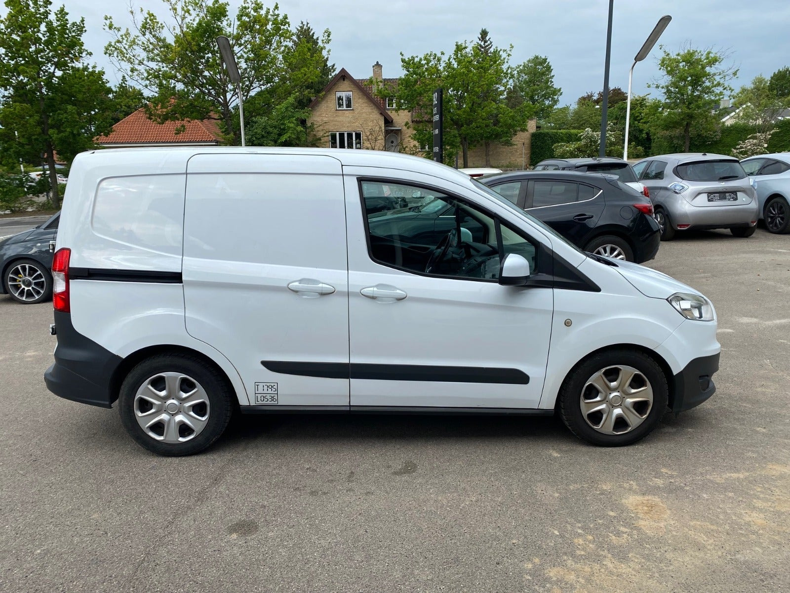 Hvid Ford Transit Courier fra 2014