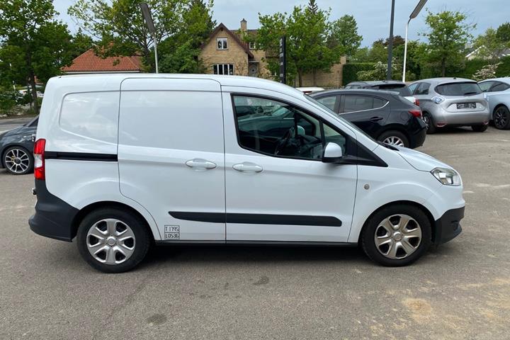 Hvid Ford Transit Courier fra 2014