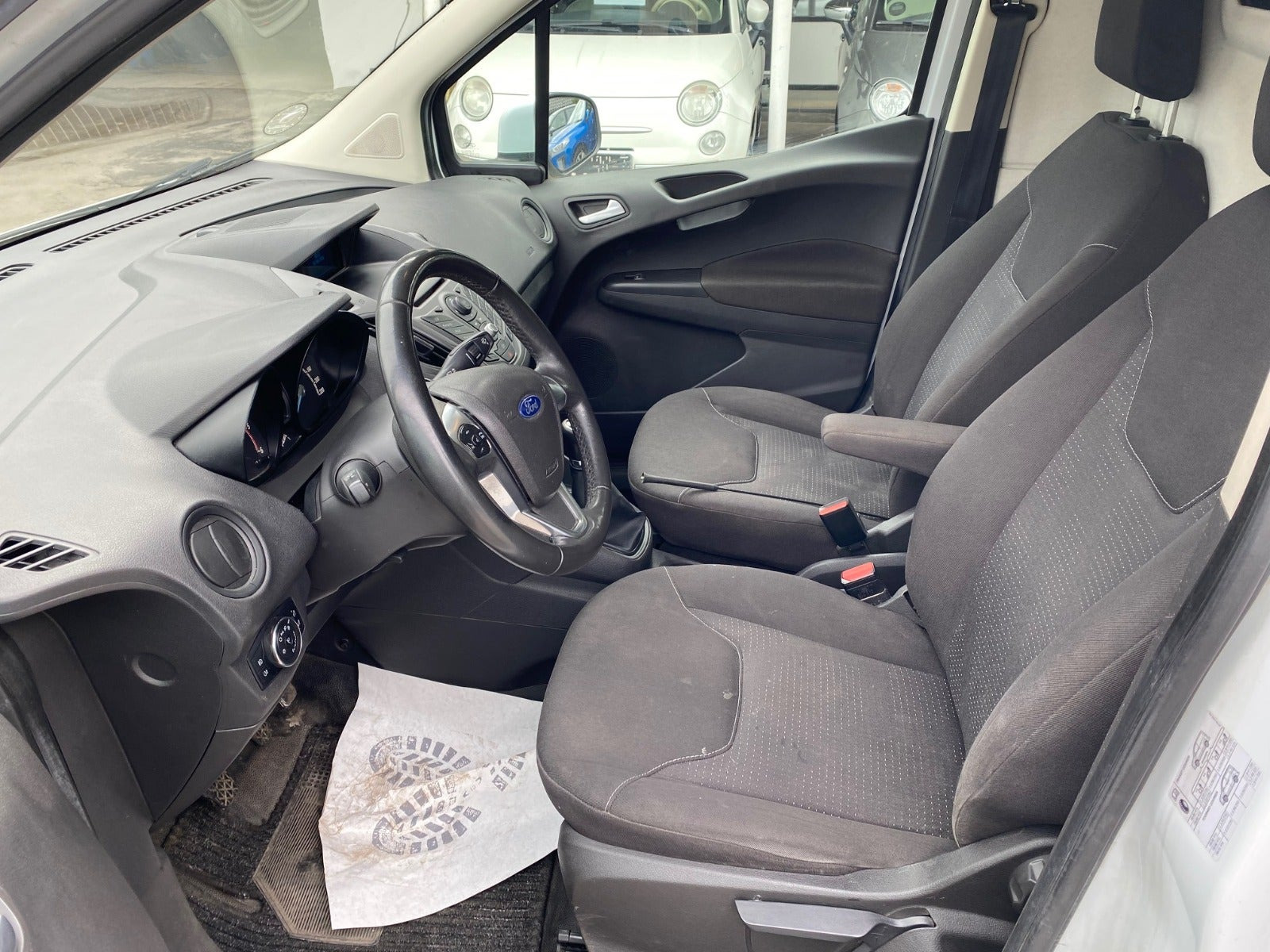 Hvid Ford Transit Courier fra 2014