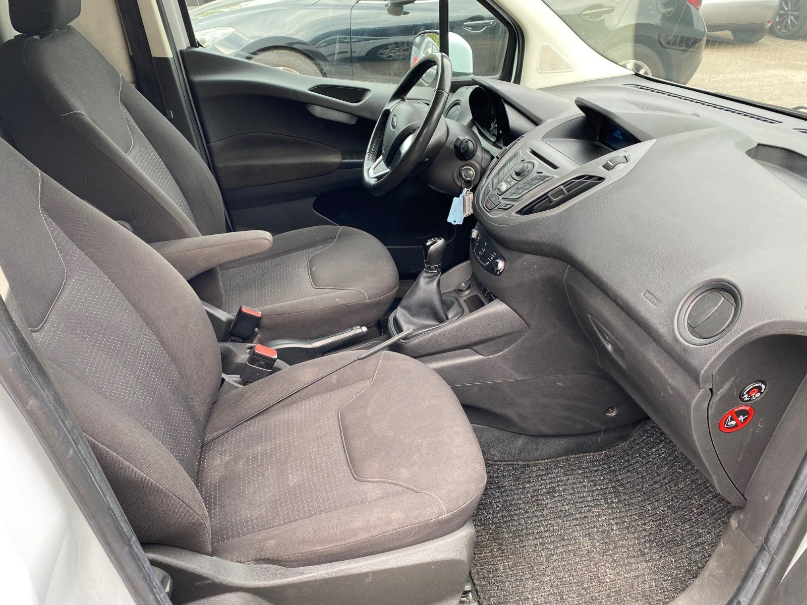 Hvid Ford Transit Courier fra 2014