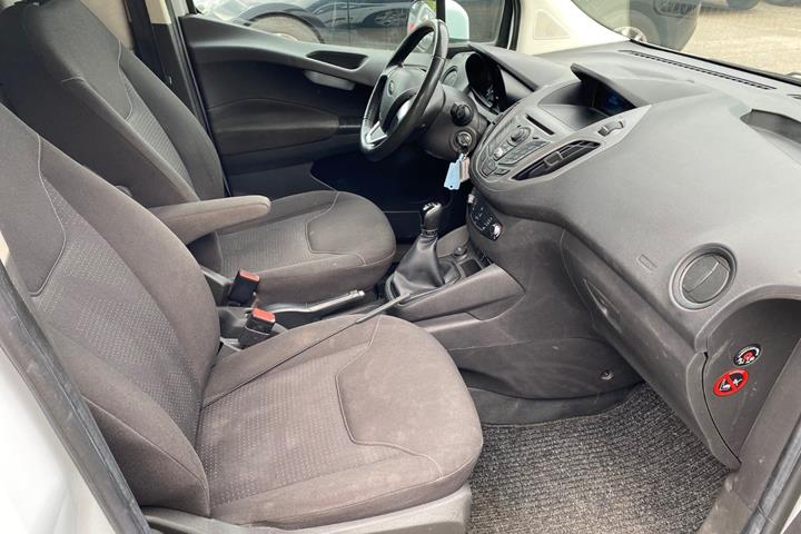 Hvid Ford Transit Courier fra 2014