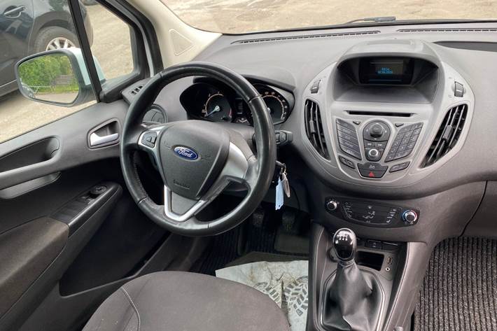 Hvid Ford Transit Courier fra 2014