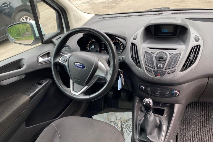 Hvid Ford Transit Courier fra 2014