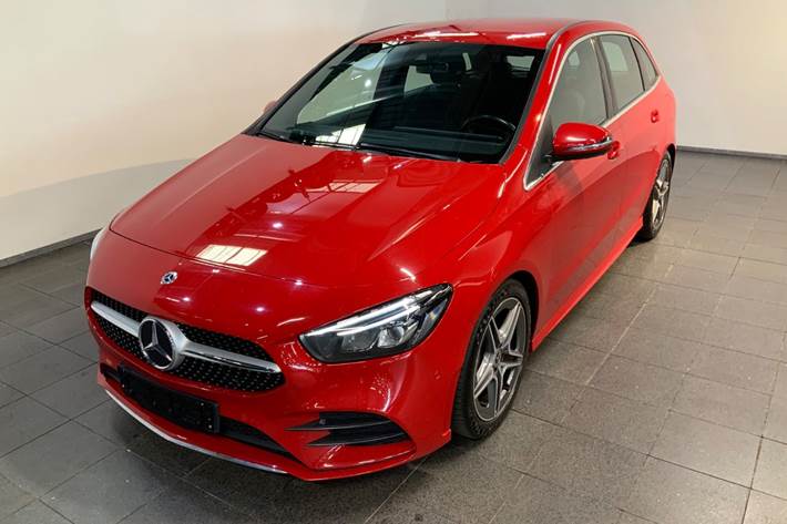 Rød Mercedes B200 fra 2019