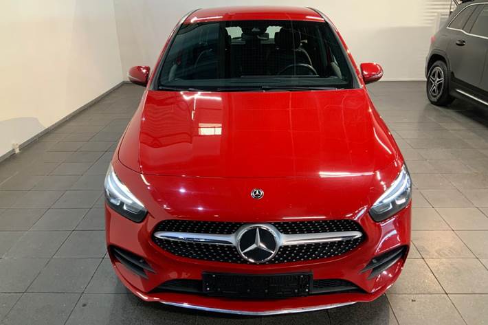 Rød Mercedes B200 fra 2019