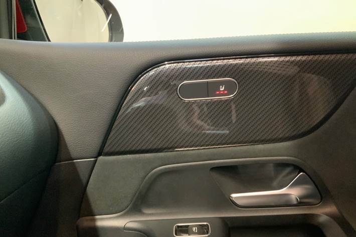 Rød Mercedes B200 fra 2019