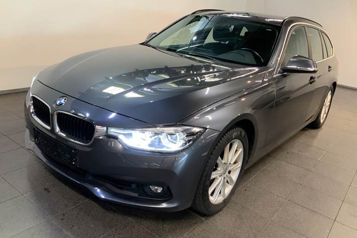 Grå BMW 330d fra 2018 set udefra