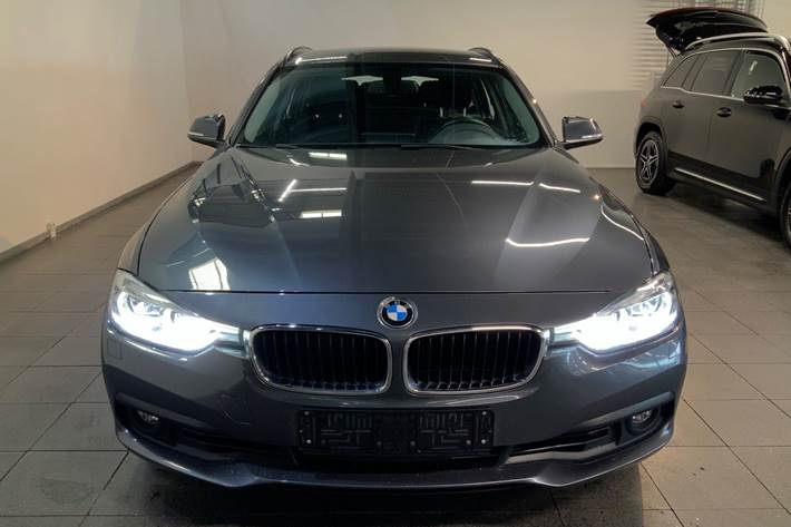 Grå BMW 330d fra 2018