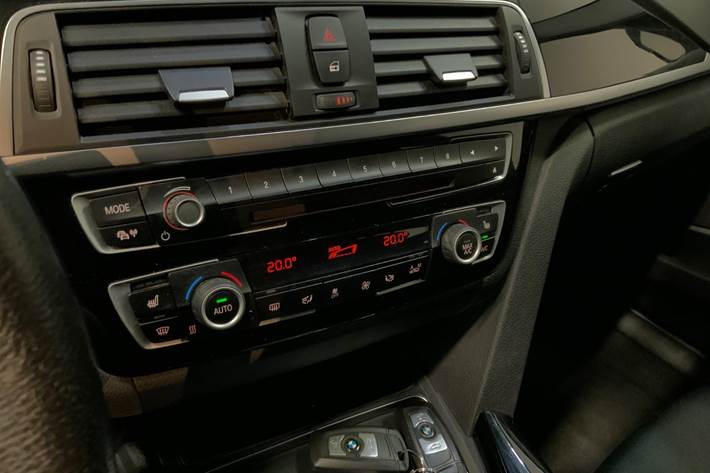 Grå BMW 330d fra 2018