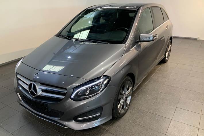 Grå Mercedes B180 d fra 2017 set udefra