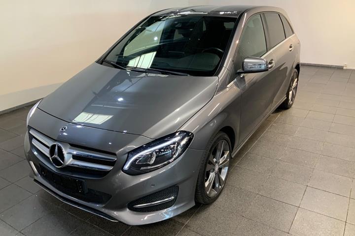 Grå Mercedes B180 d fra 2017 set udefra