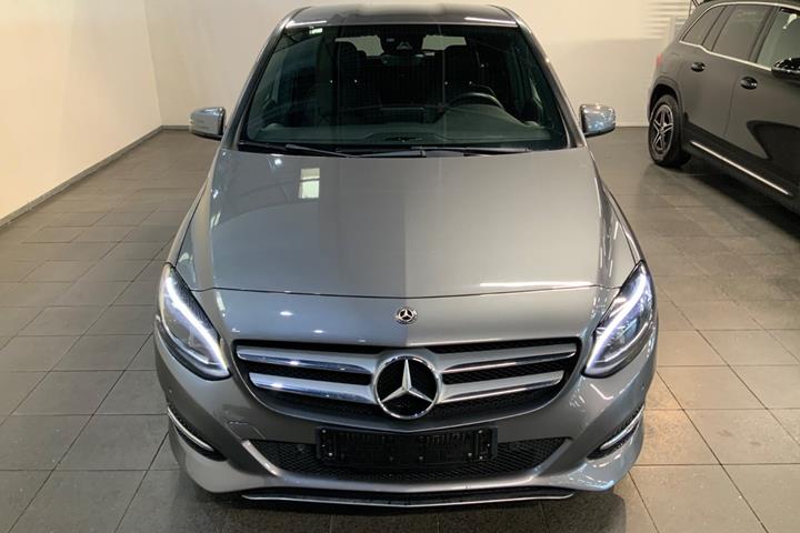 Grå Mercedes B180 d fra 2017 set udefra