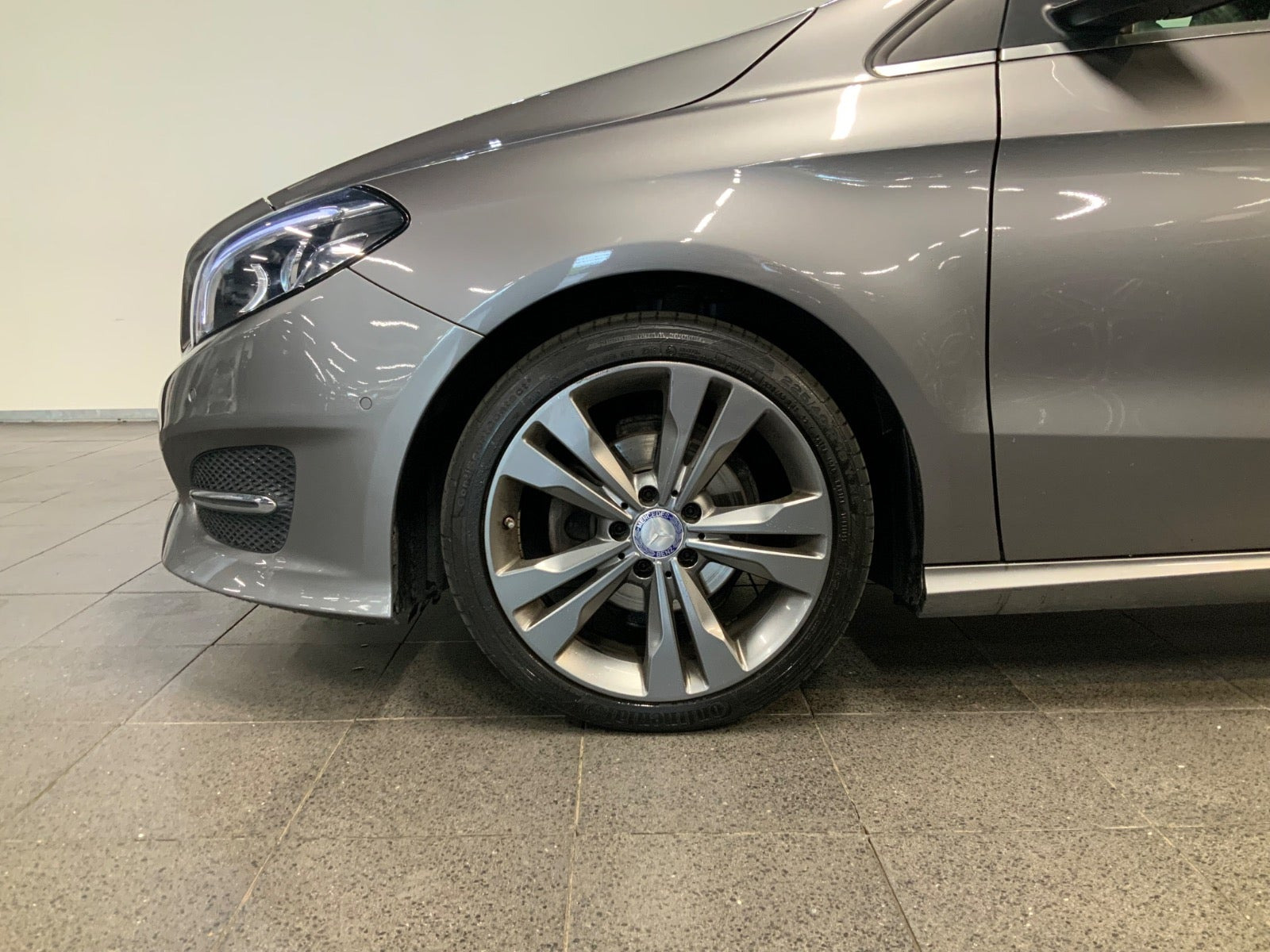 Grå Mercedes B180 d fra 2017 set udefra