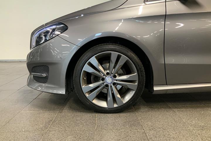 Grå Mercedes B180 d fra 2017 set udefra