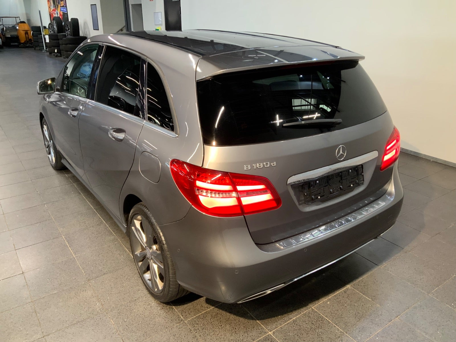 Grå Mercedes B180 d fra 2017