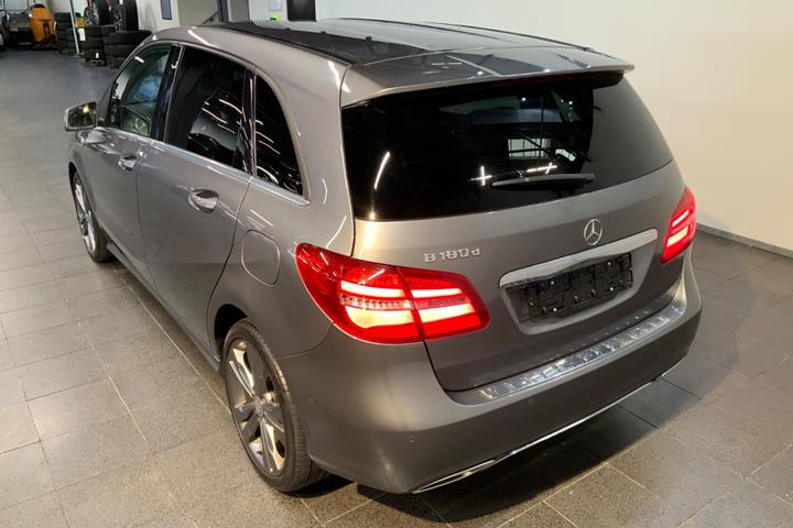 Grå Mercedes B180 d fra 2017