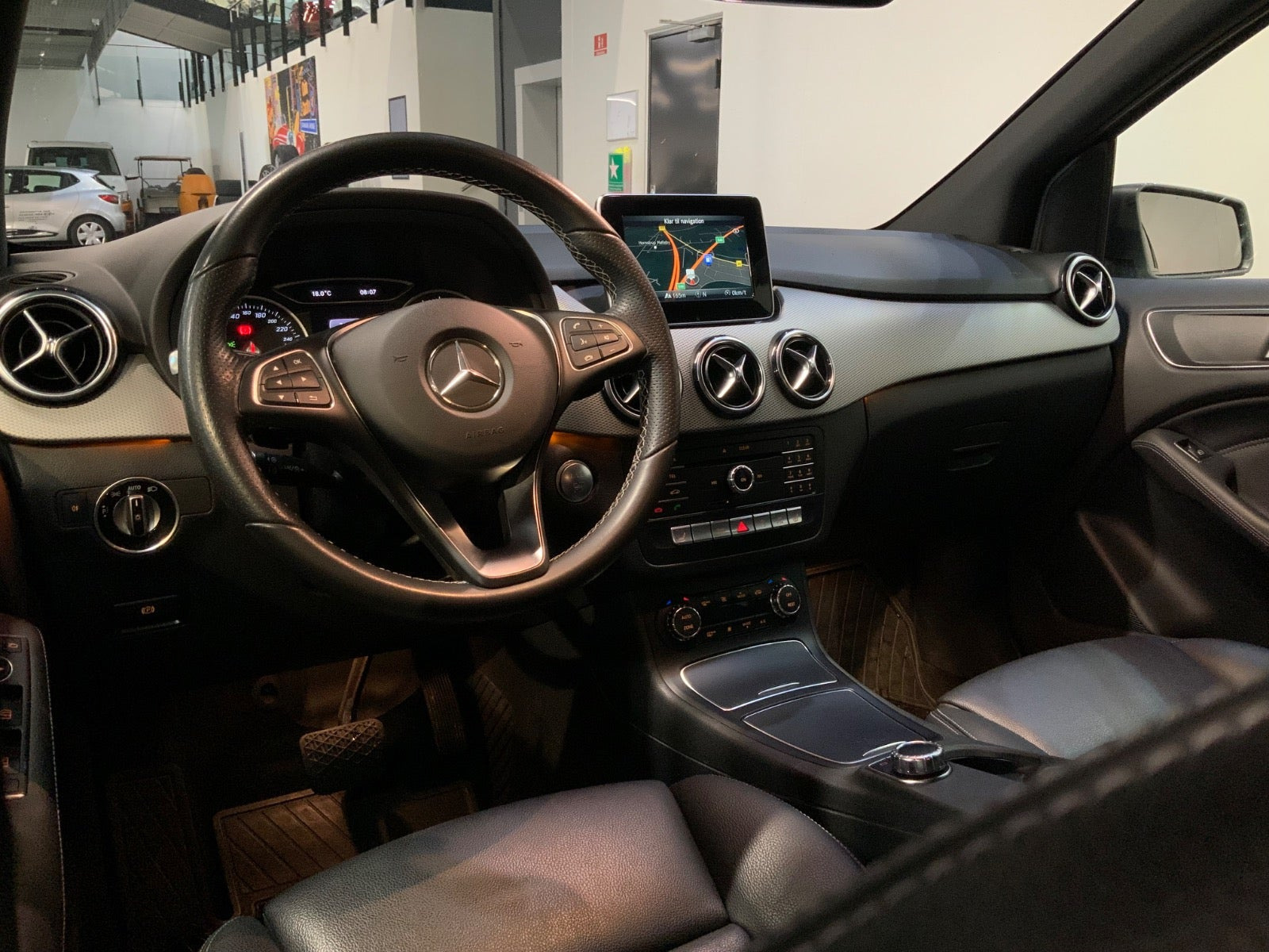 Grå Mercedes B180 d fra 2017 set indefra