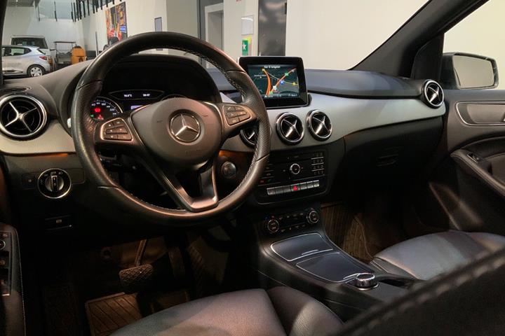 Grå Mercedes B180 d fra 2017 set indefra