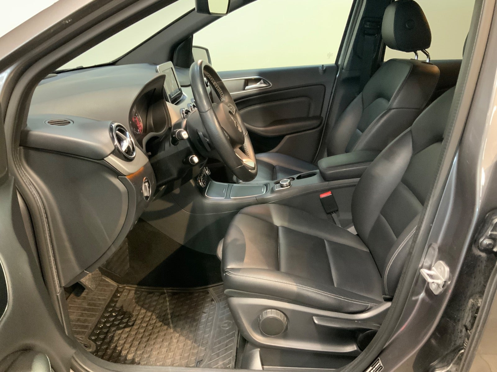 Grå Mercedes B180 d fra 2017 set indefra