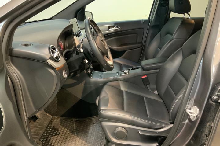 Grå Mercedes B180 d fra 2017 set indefra