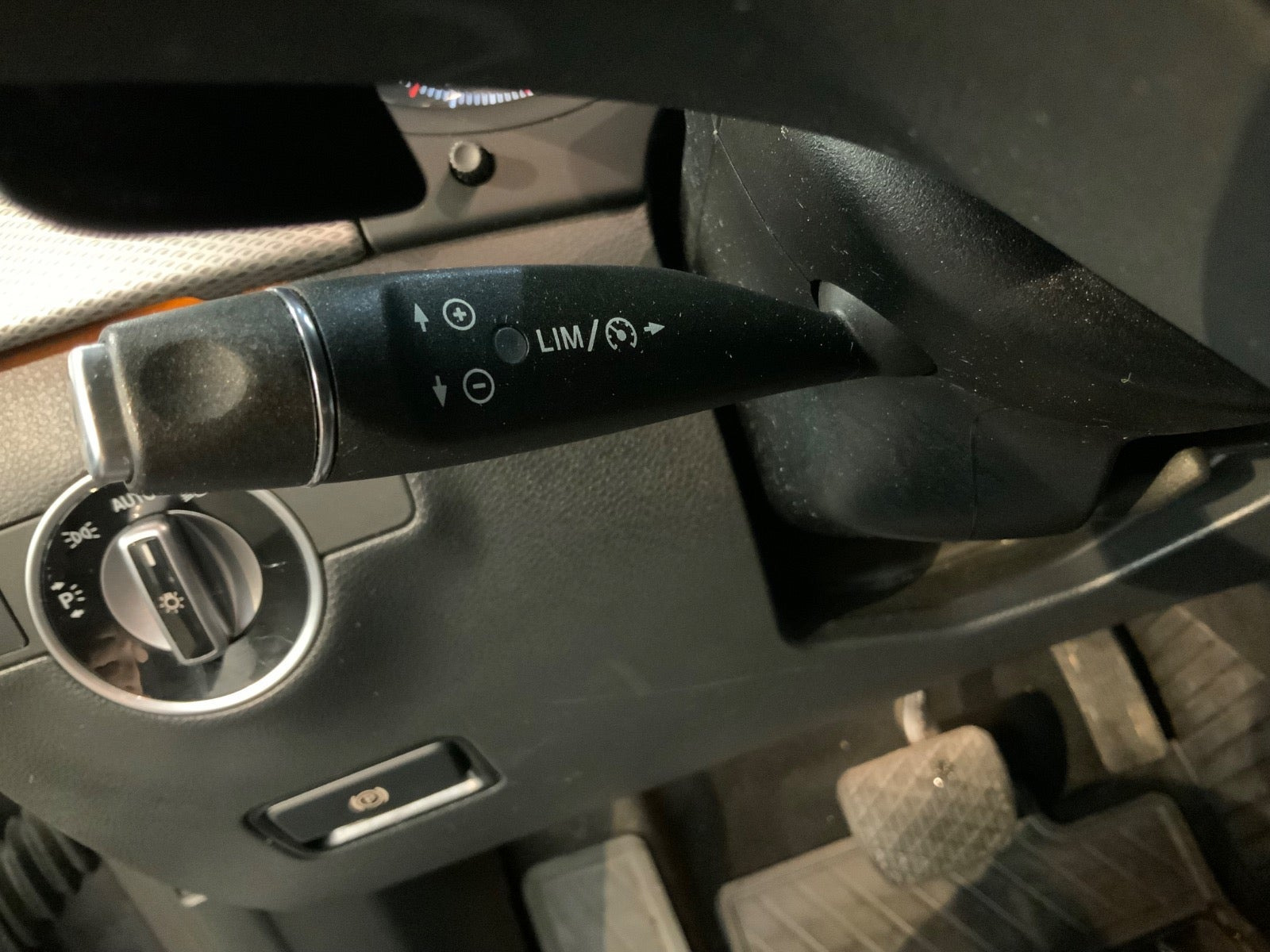 Grå Mercedes B180 d fra 2017