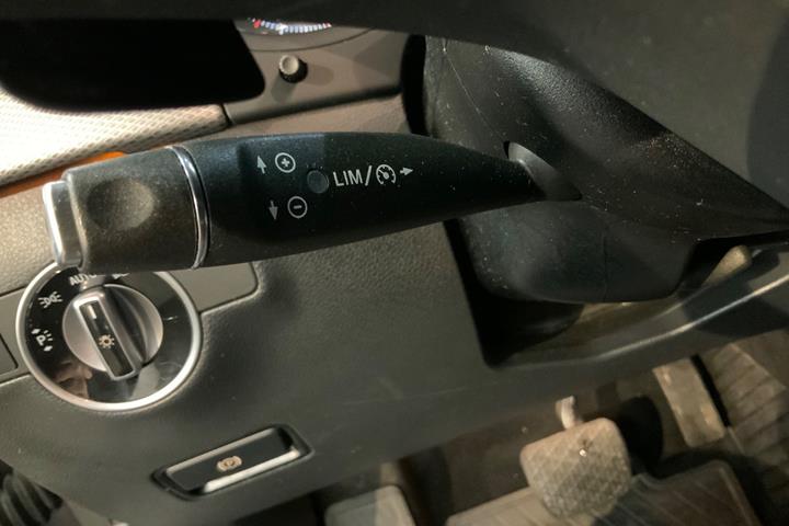 Grå Mercedes B180 d fra 2017