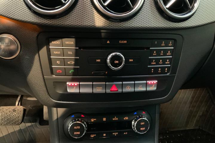 Grå Mercedes B180 d fra 2017