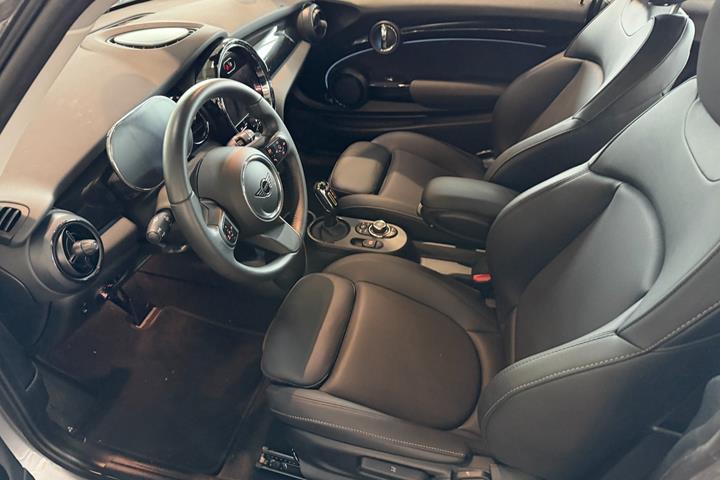 Sølv Mini Cooper SE fra 2023