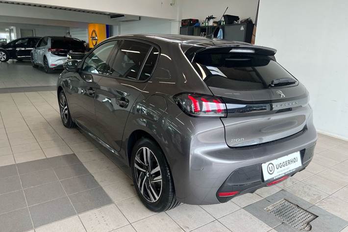 Grå Peugeot 208 fra 2020