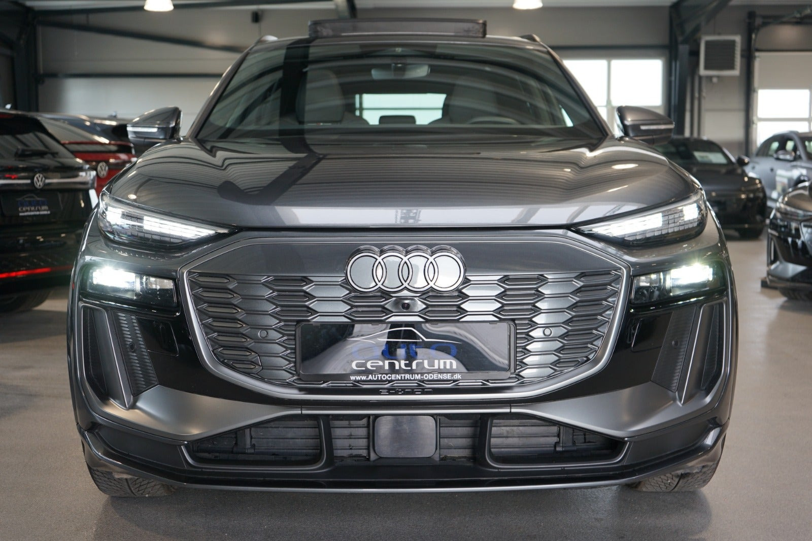 Grå Audi Q6 e-tron fra 2025