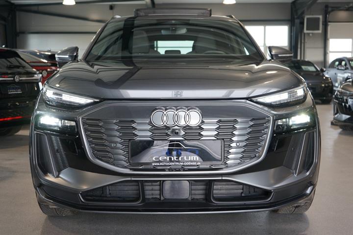 Grå Audi Q6 e-tron fra 2025