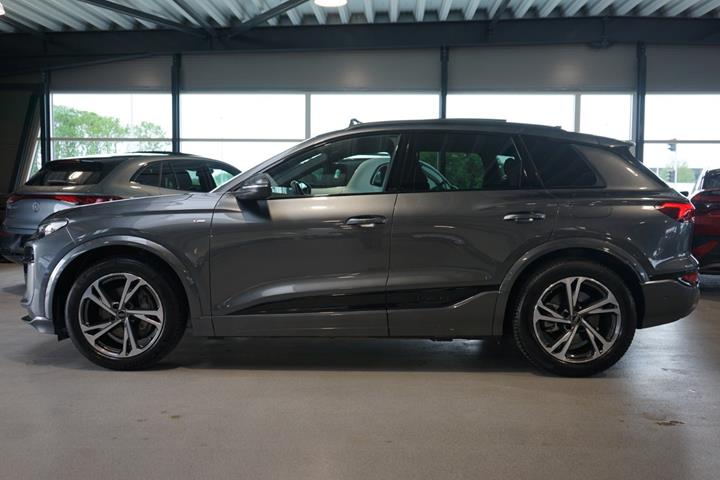 Grå Audi Q6 e-tron fra 2025