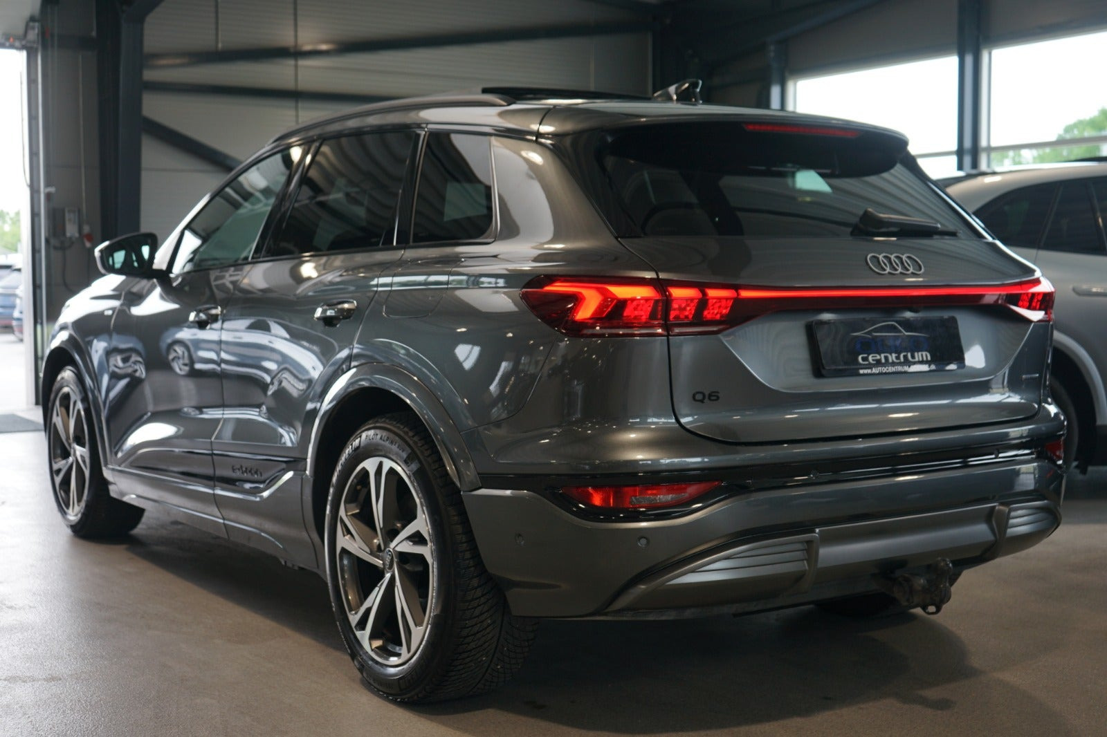 Grå Audi Q6 e-tron fra 2025