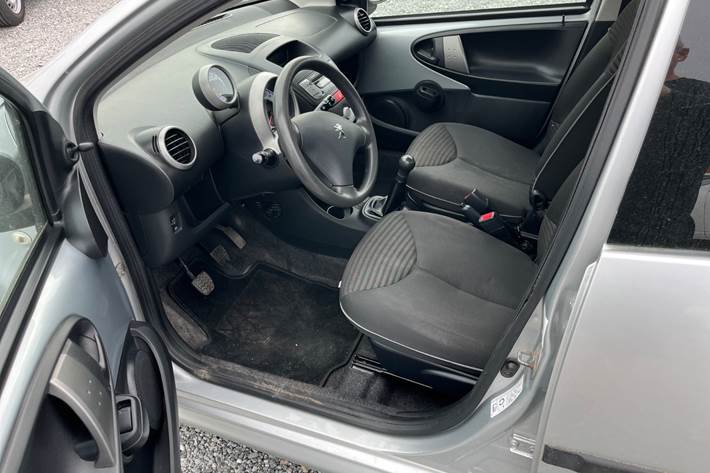 Sølv Peugeot 107 fra 2014