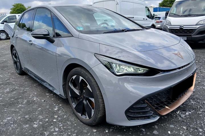 Grå Cupra Born fra 2023 set udefra