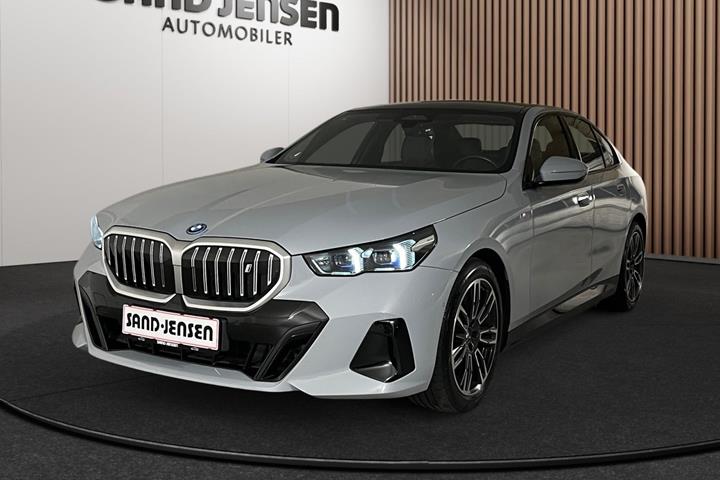 Grå BMW i5 fra 2024 set udefra