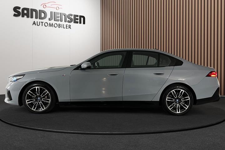 Grå BMW i5 fra 2024