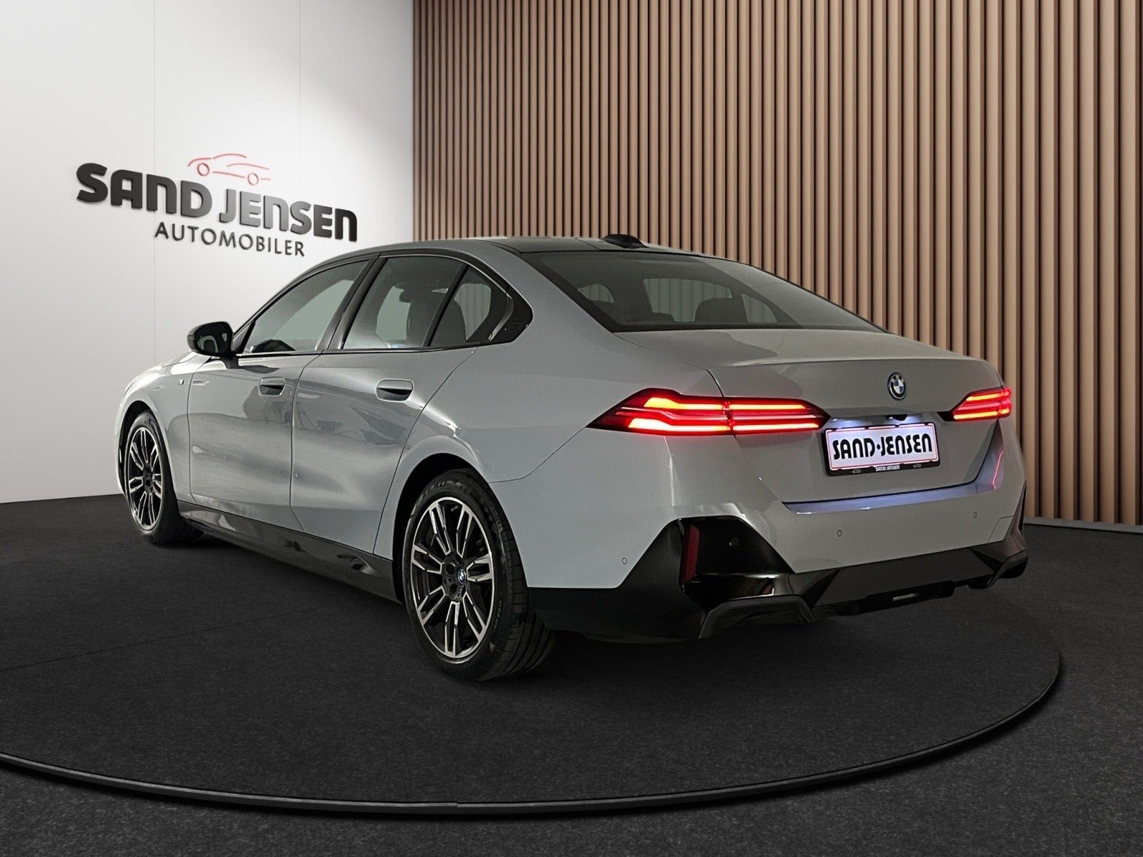 Grå BMW i5 fra 2024