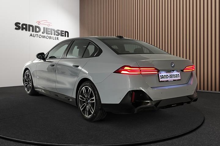 Grå BMW i5 fra 2024