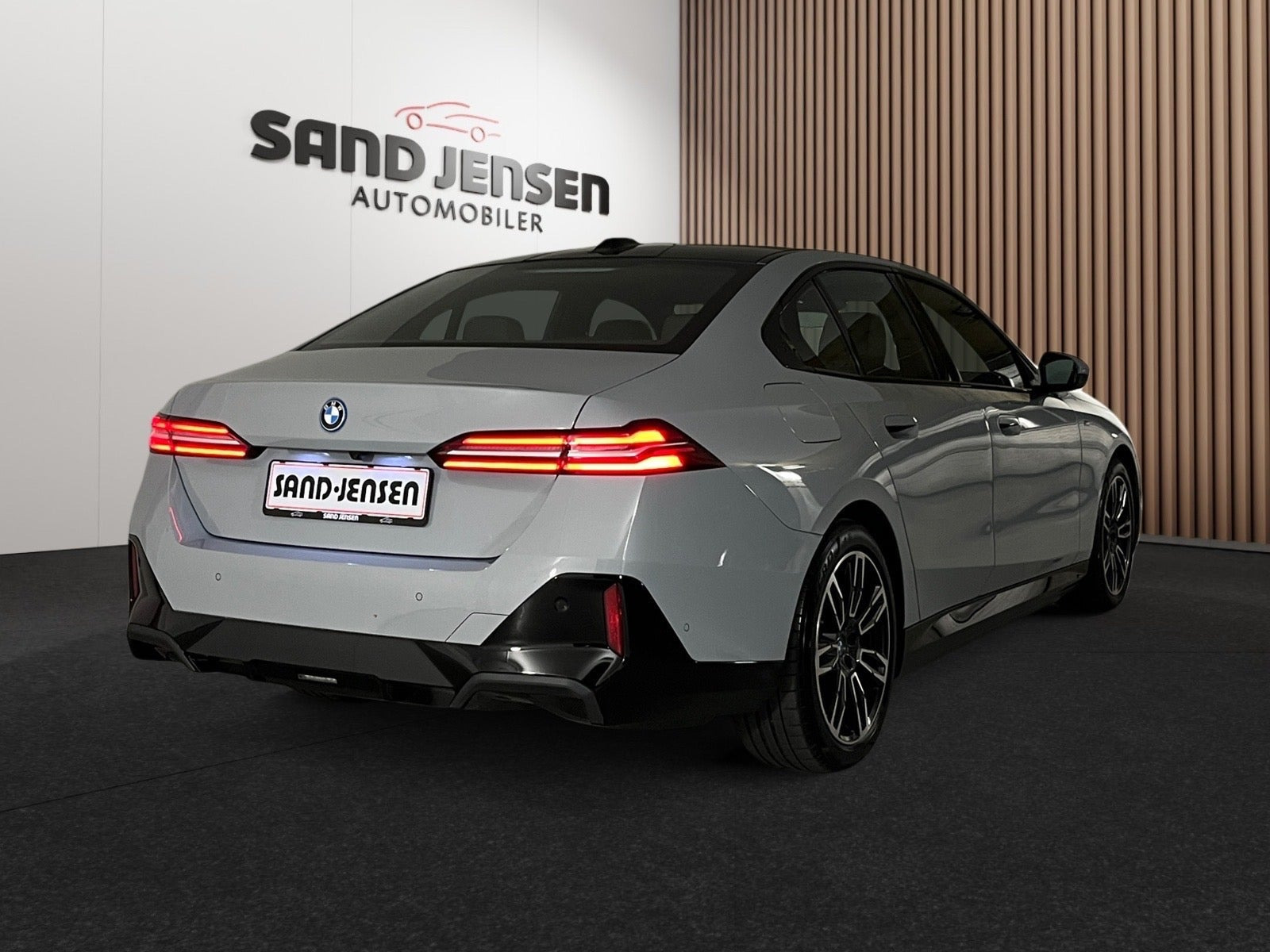 Grå BMW i5 fra 2024