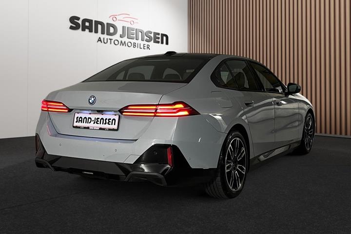 Grå BMW i5 fra 2024