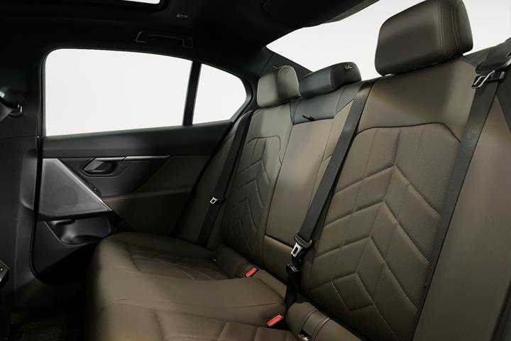 Grå BMW i5 fra 2024