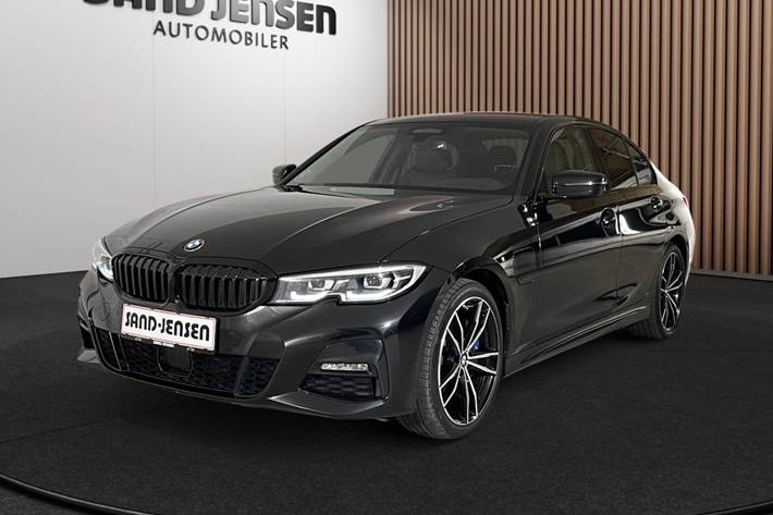 Sort BMW 330e fra 2020 set udefra